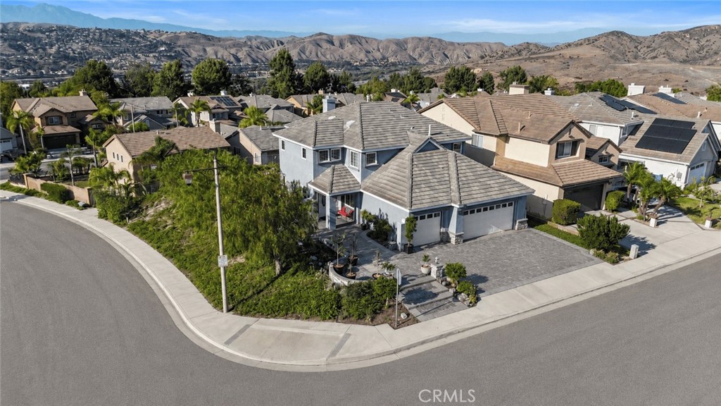 8805 E Crestview