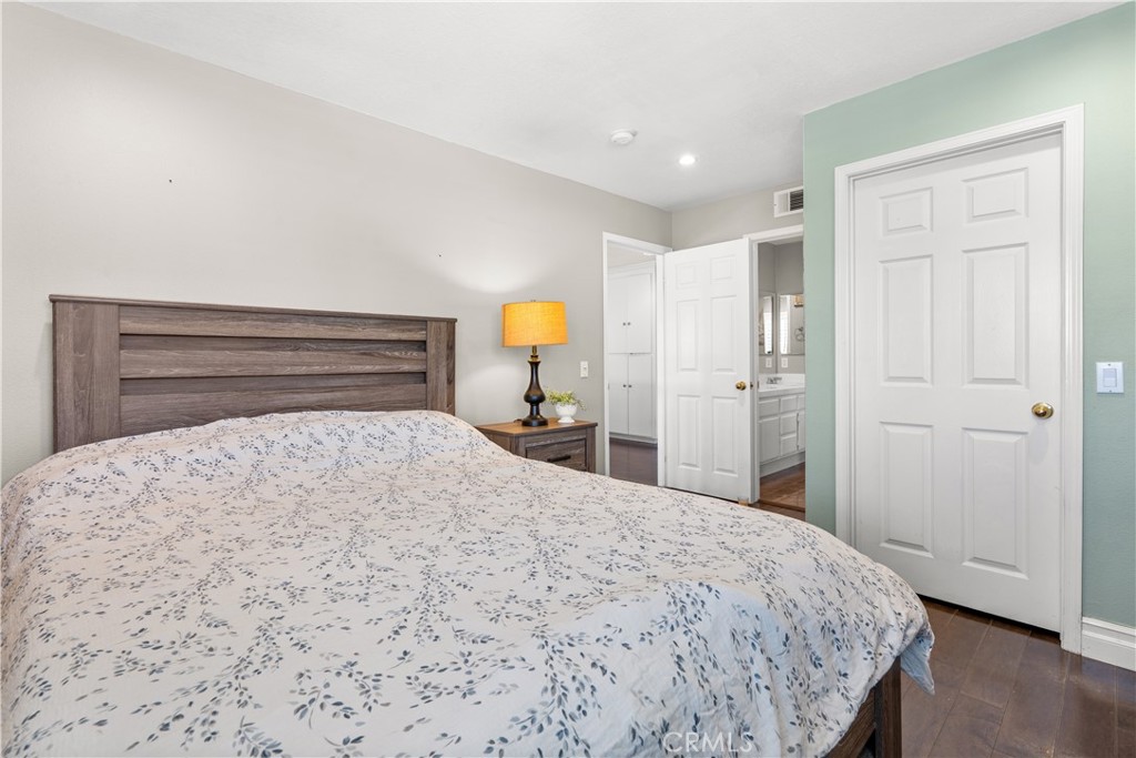 8805 E Crestview