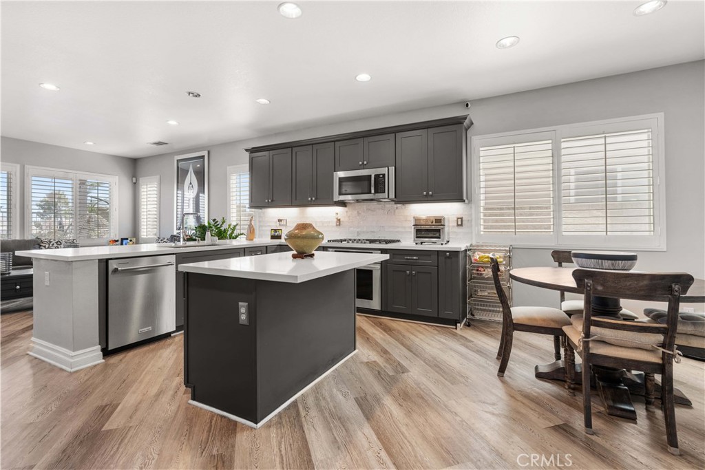 8805 E Crestview