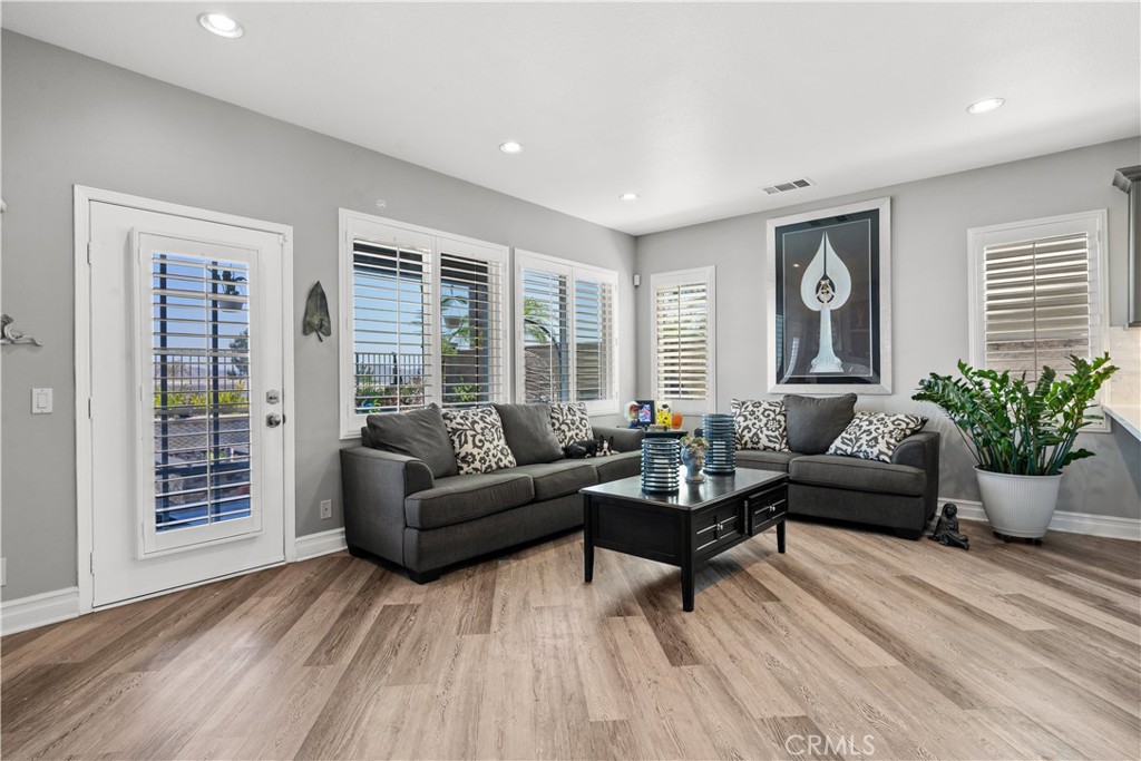 8805 E Crestview