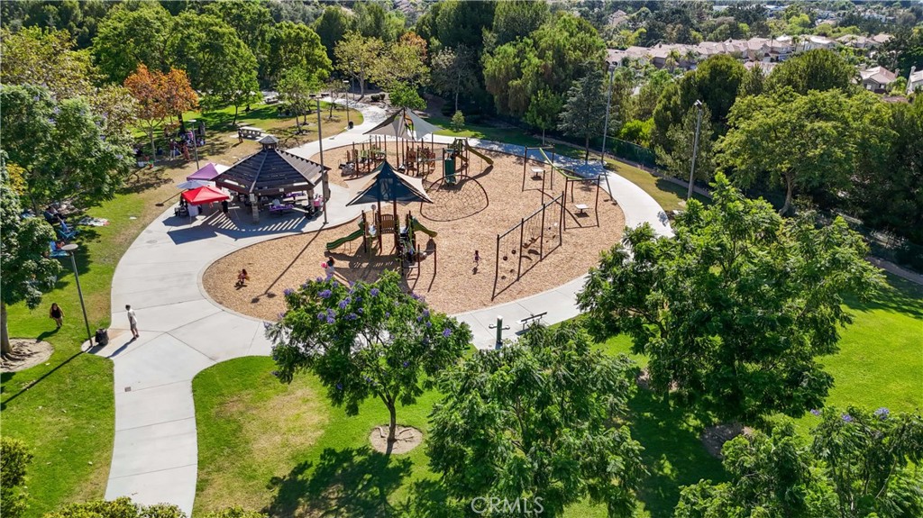 8805 E Crestview