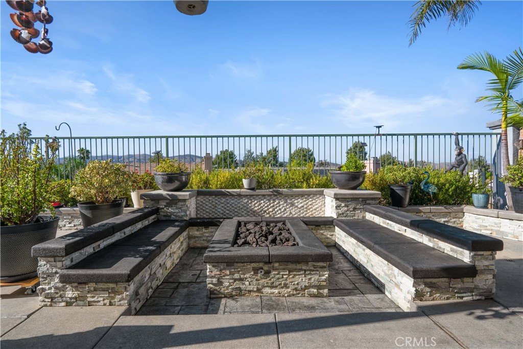 8805 E Crestview