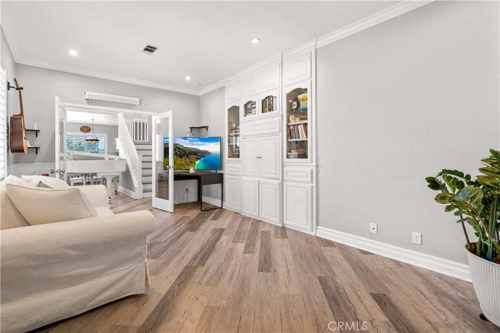 8805 E Crestview
