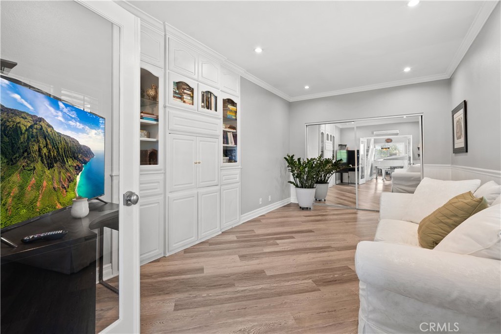 8805 E Crestview