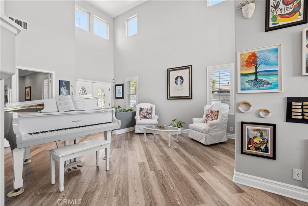 8805 E Crestview
