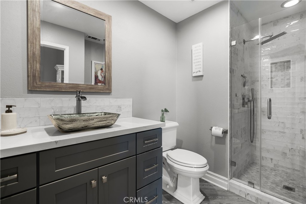 8805 E Crestview