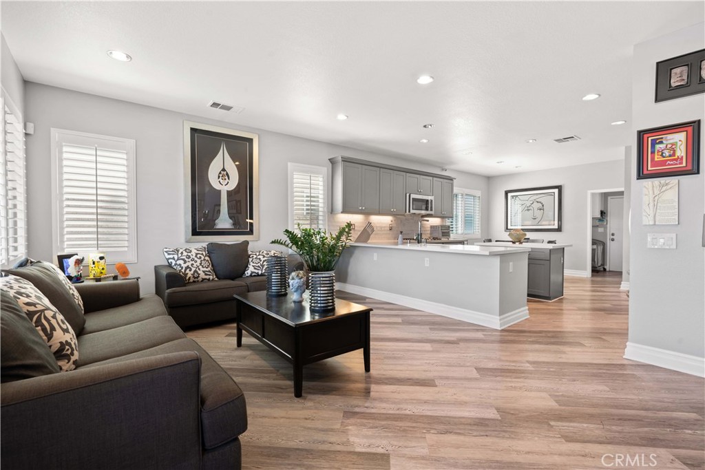 8805 E Crestview