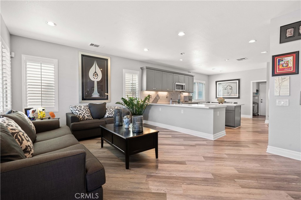 8805 E Crestview