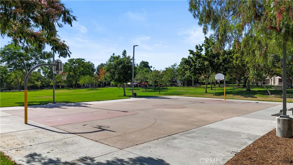 8805 E Crestview