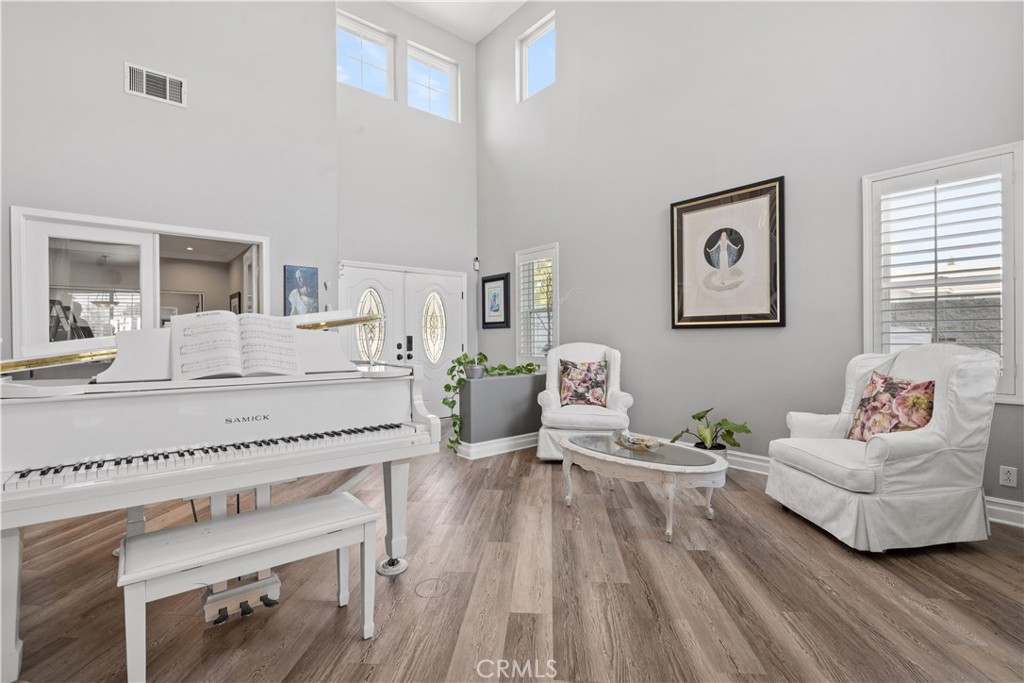 8805 E Crestview
