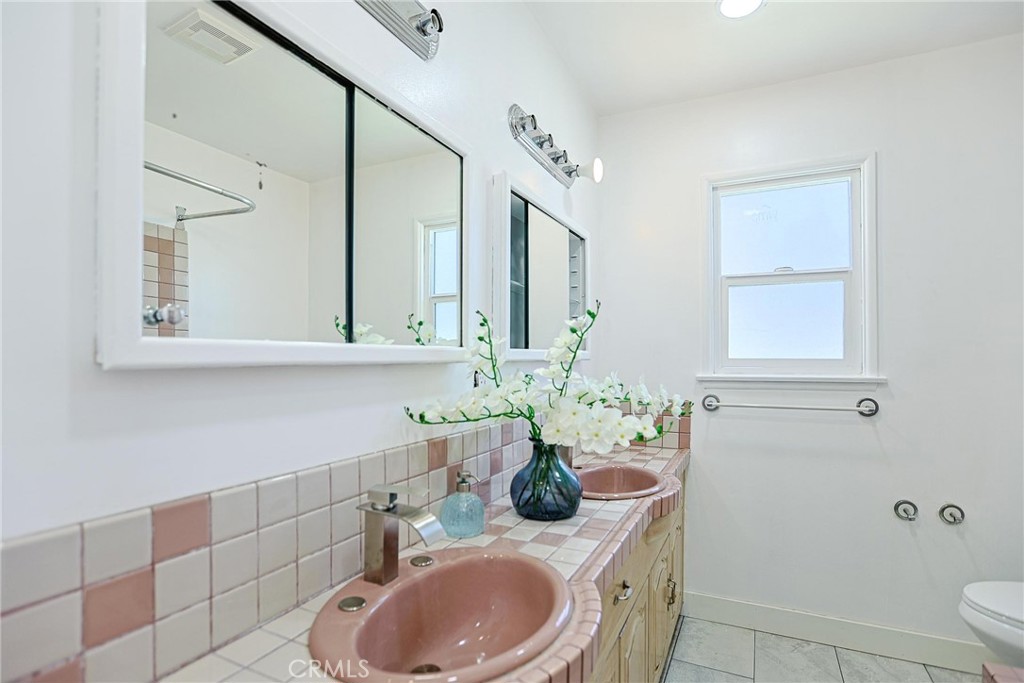 1316 W Tonia