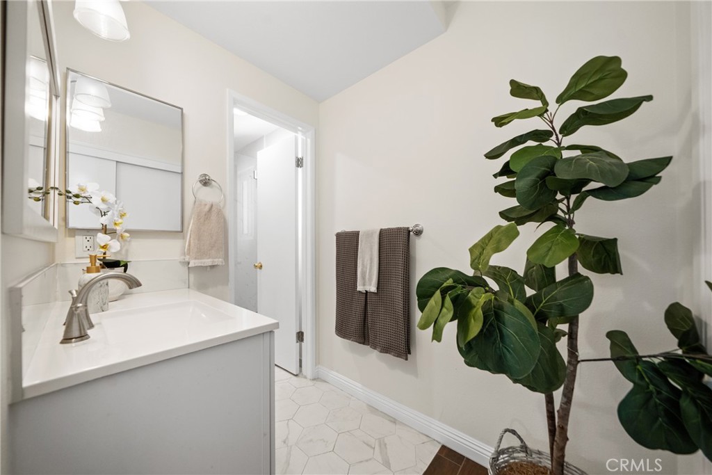 1421 W Hall