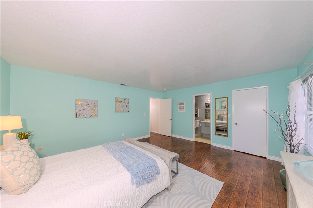 2096 W Ontario
