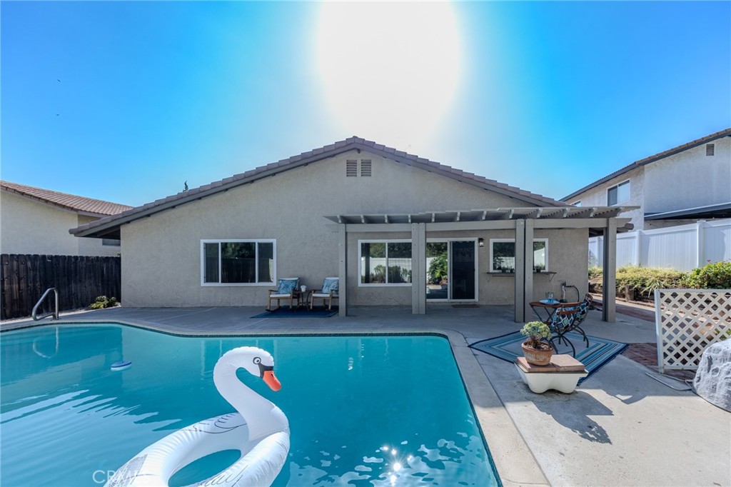 2096 W Ontario
