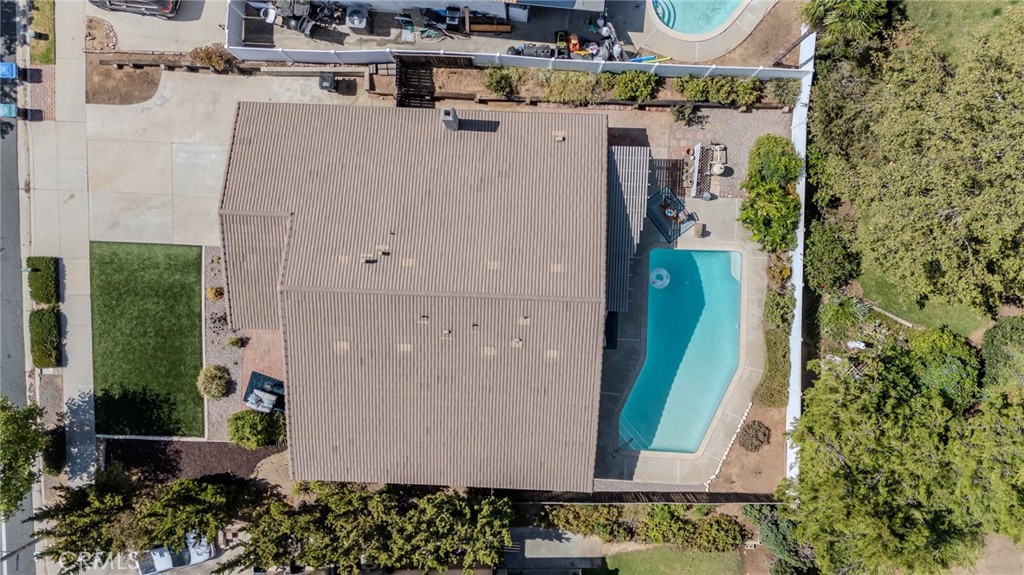 2096 W Ontario