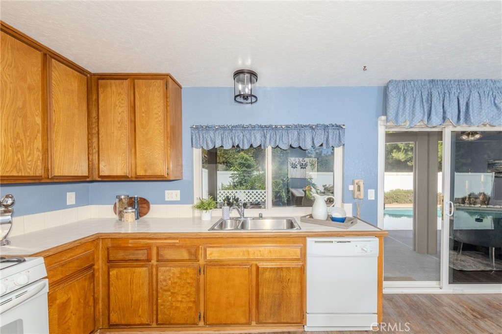 2096 W Ontario