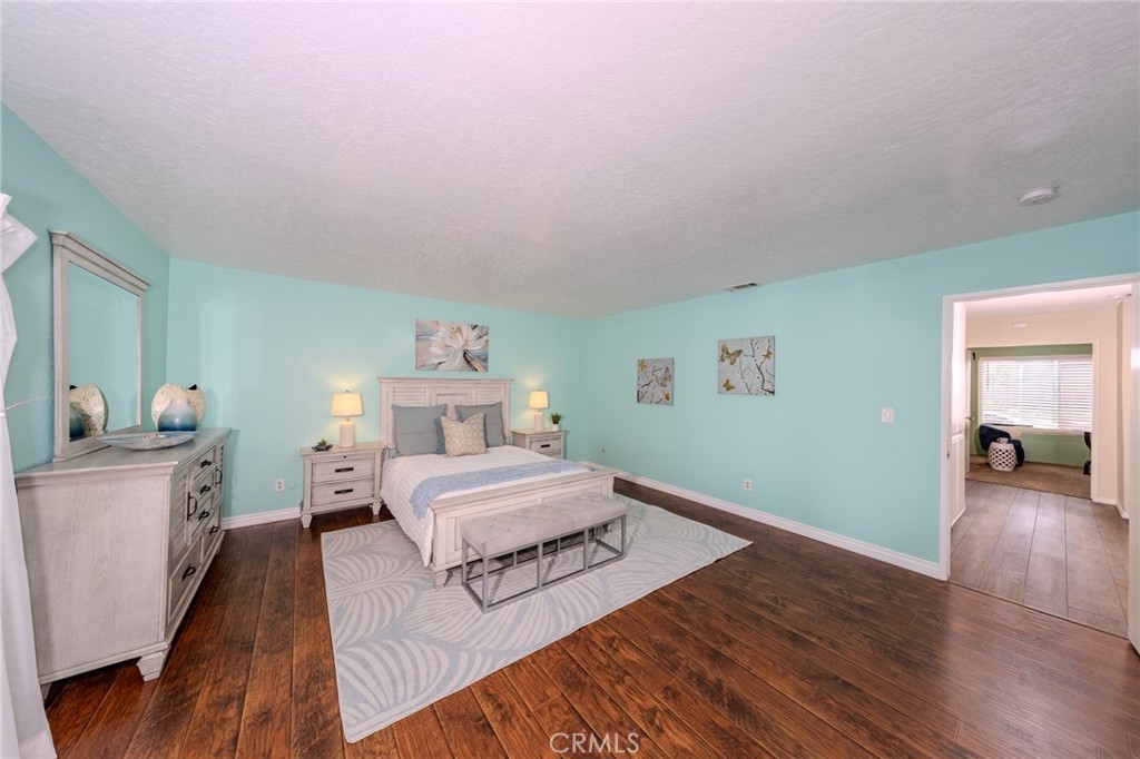 2096 W Ontario