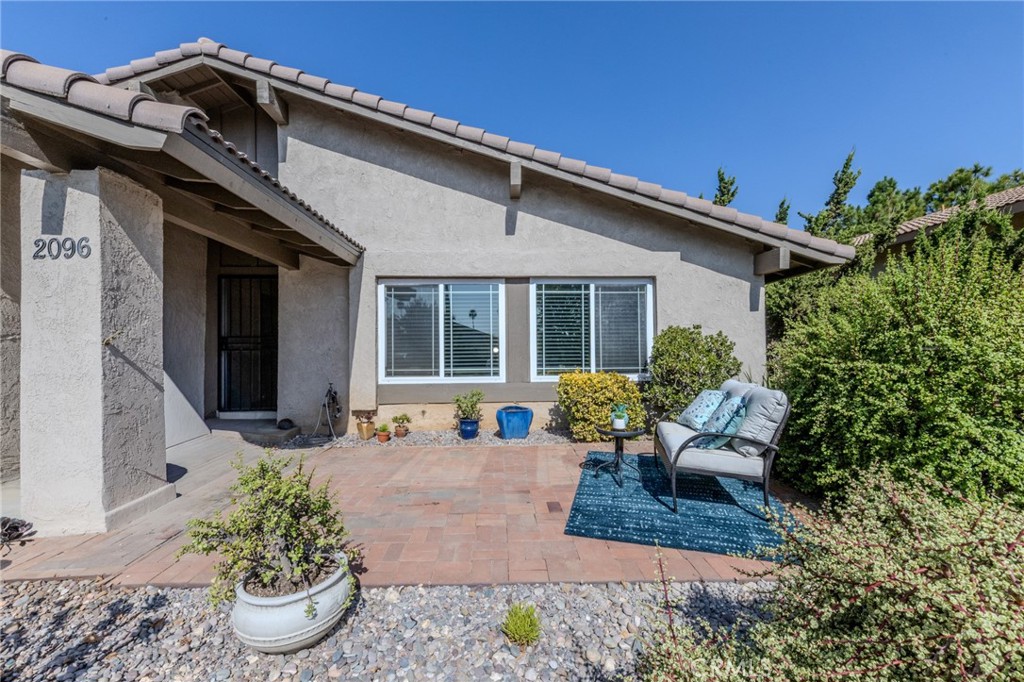 2096 W Ontario