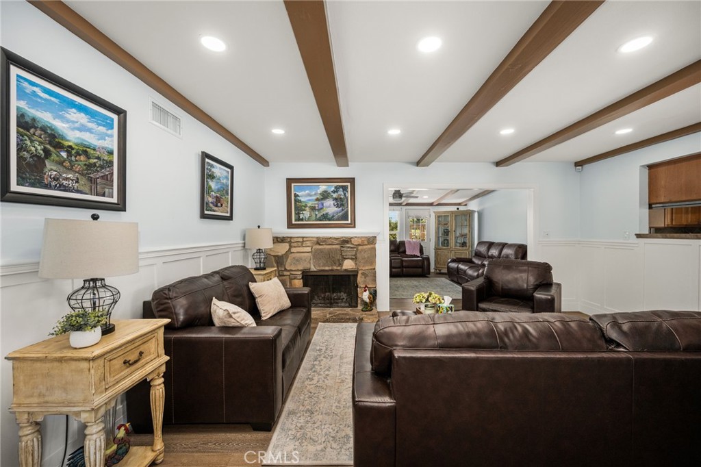 1136 E Rosewood Ave