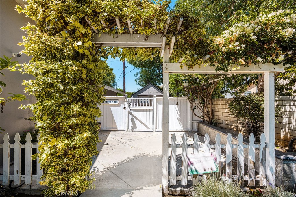 1136 E Rosewood Ave