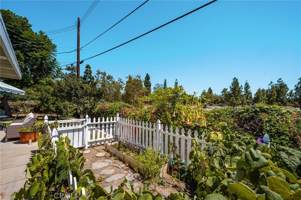 1136 E Rosewood Ave