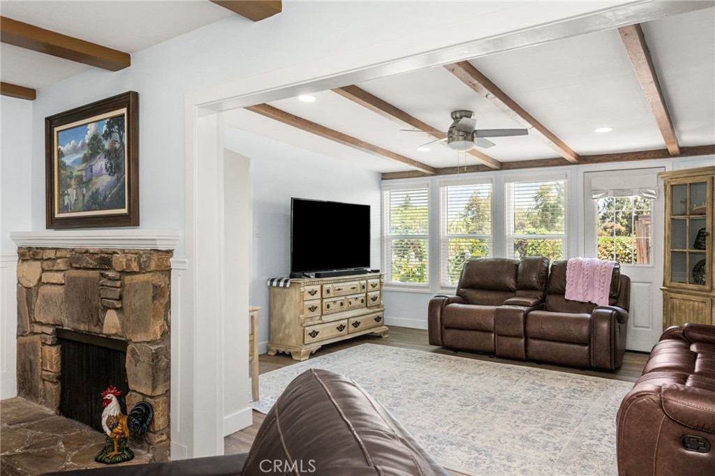 1136 E Rosewood Ave
