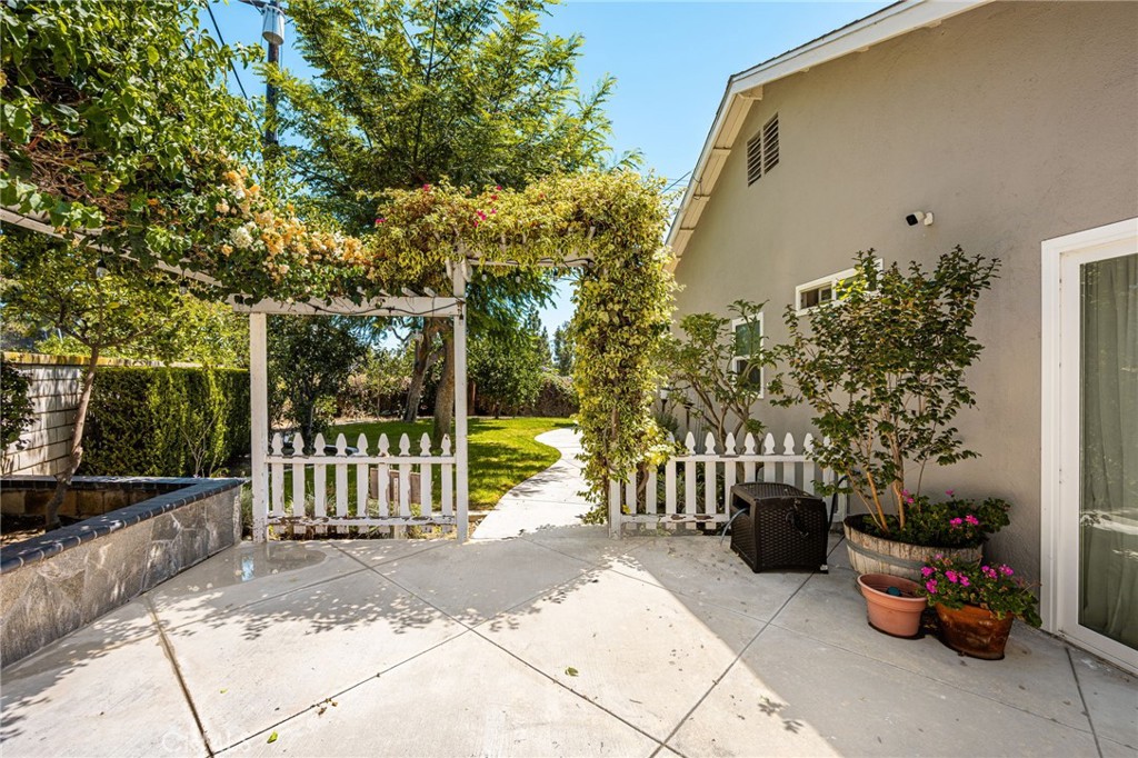 1136 E Rosewood Ave