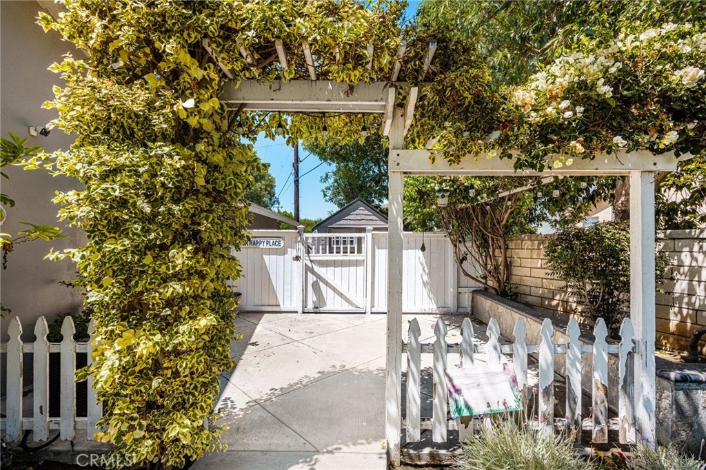 1136 E Rosewood Ave