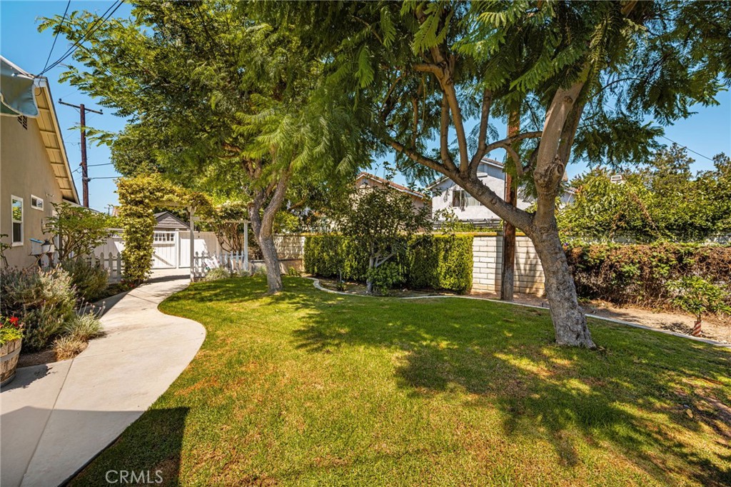 1136 E Rosewood Ave