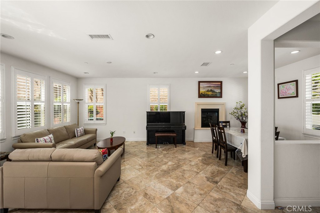 2748 E Coalinga
