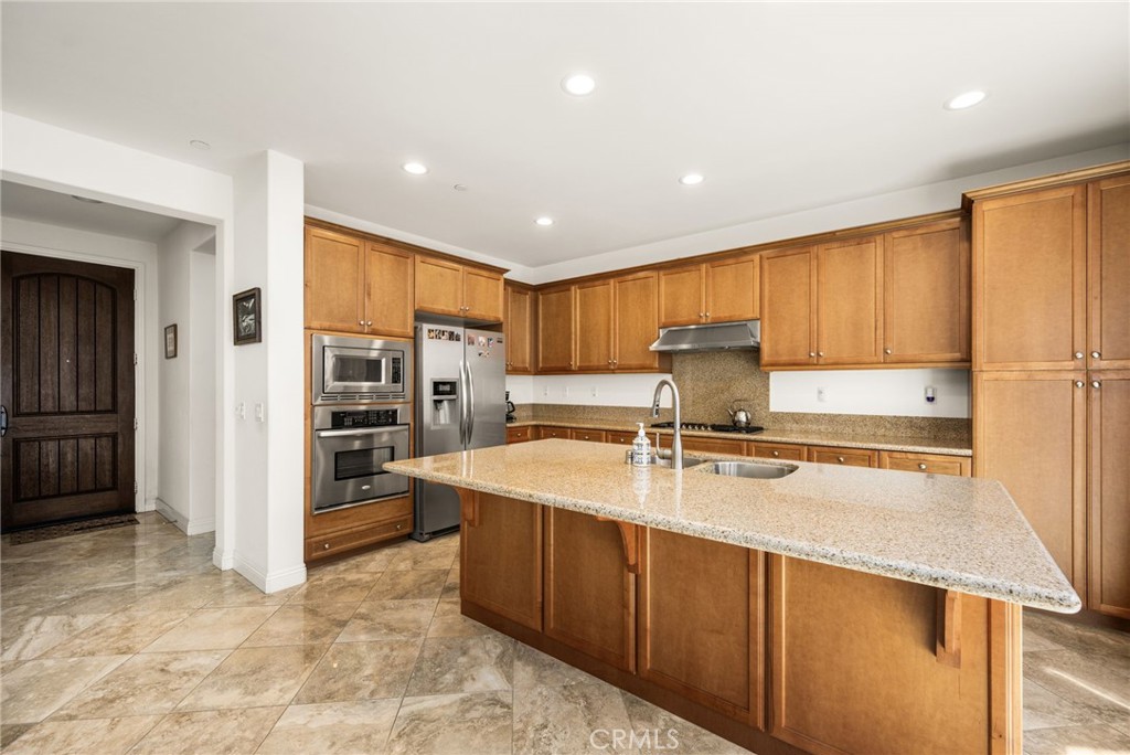 2748 E Coalinga