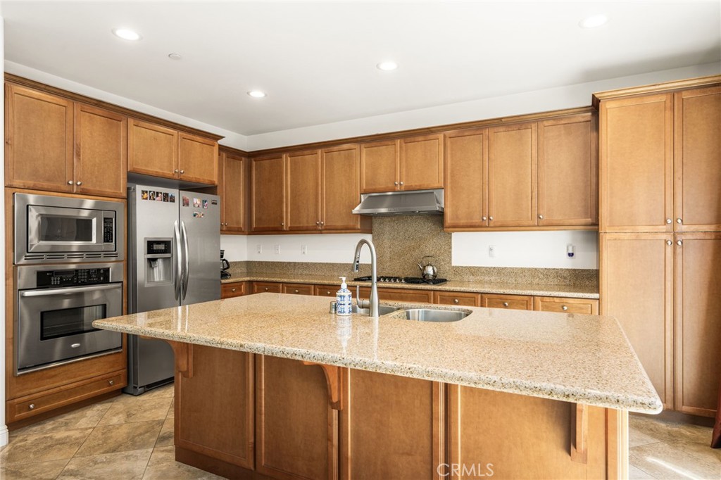 2748 E Coalinga