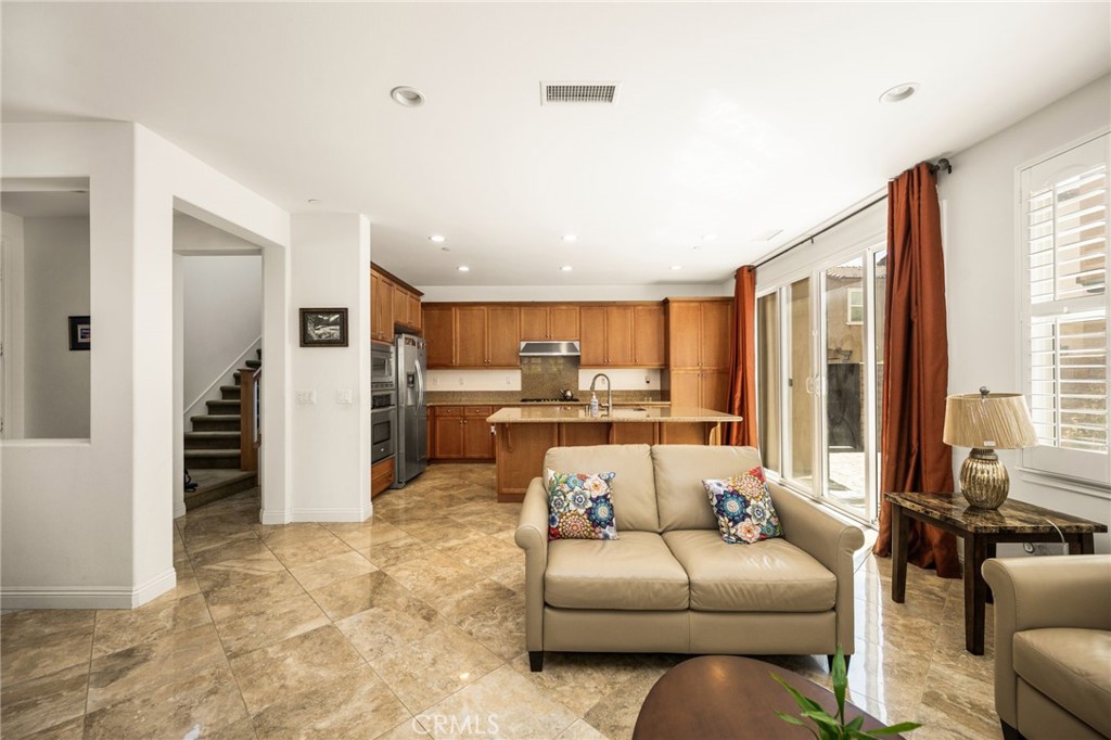 2748 E Coalinga