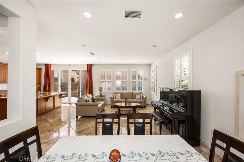 2748 E Coalinga