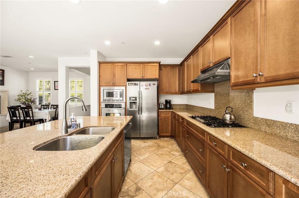 2748 E Coalinga