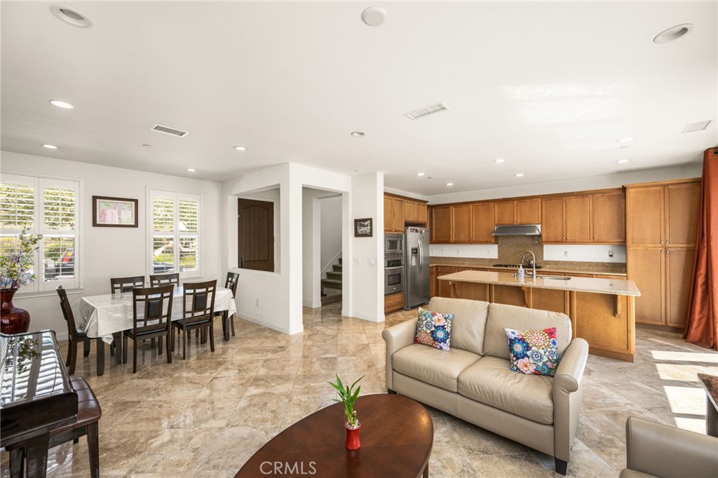 2748 E Coalinga