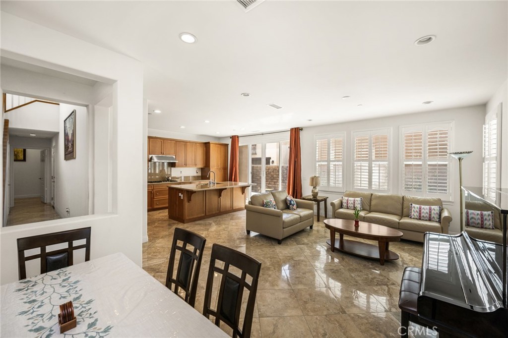 2748 E Coalinga