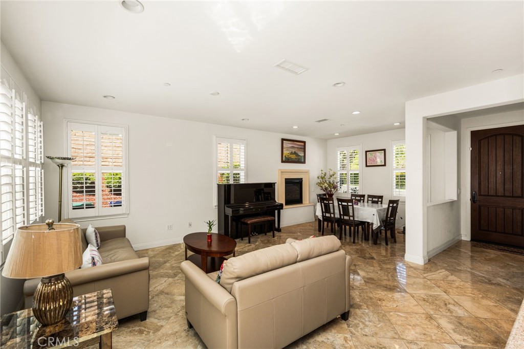 2748 E Coalinga