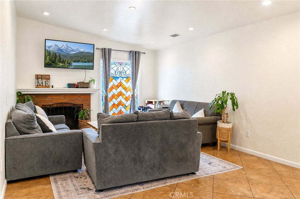 9087 Rosecrest