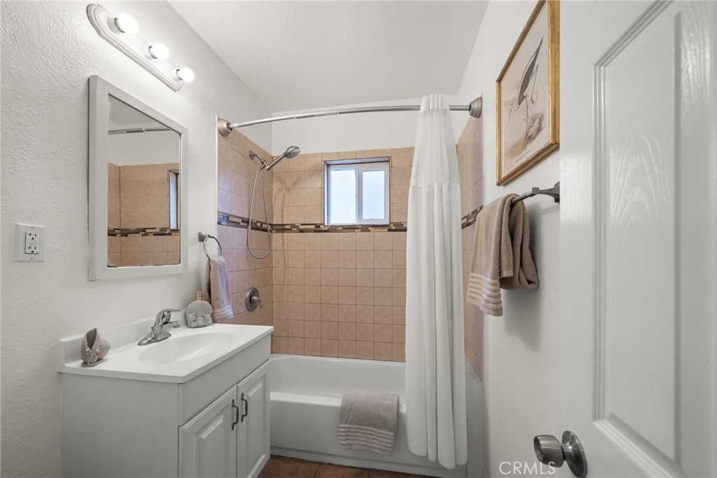1547 W 65th