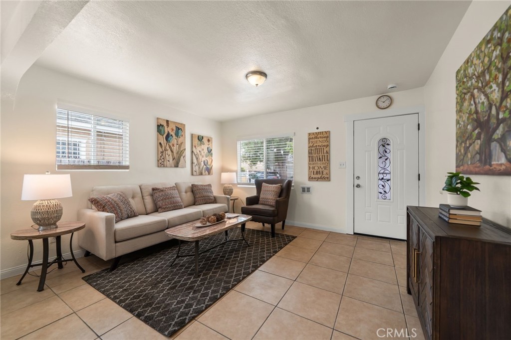 1547 W 65th