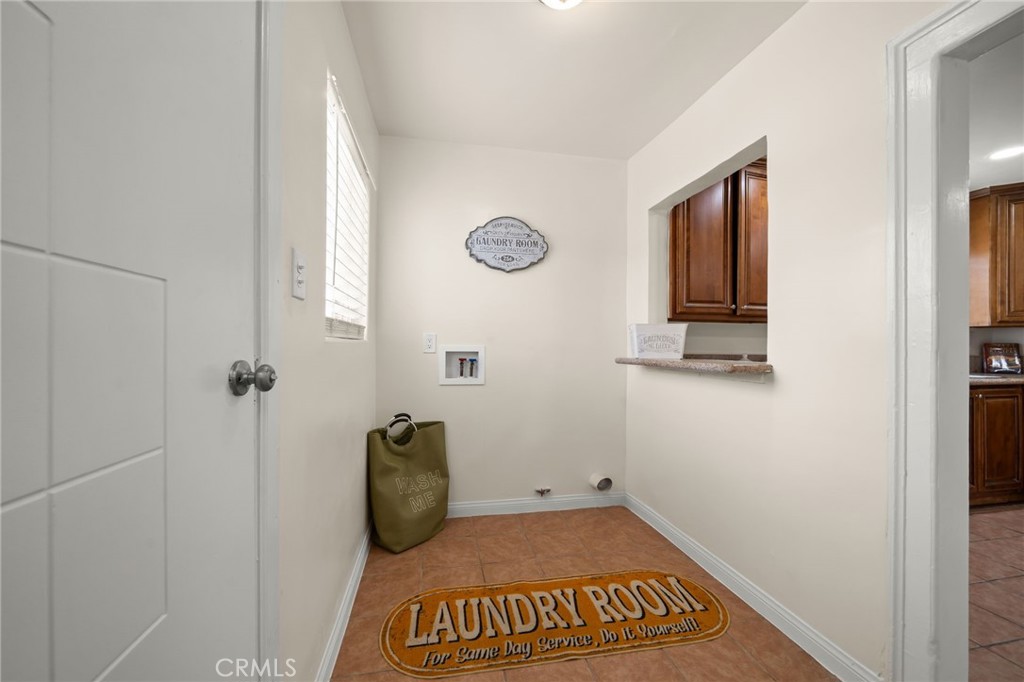1547 W 65th
