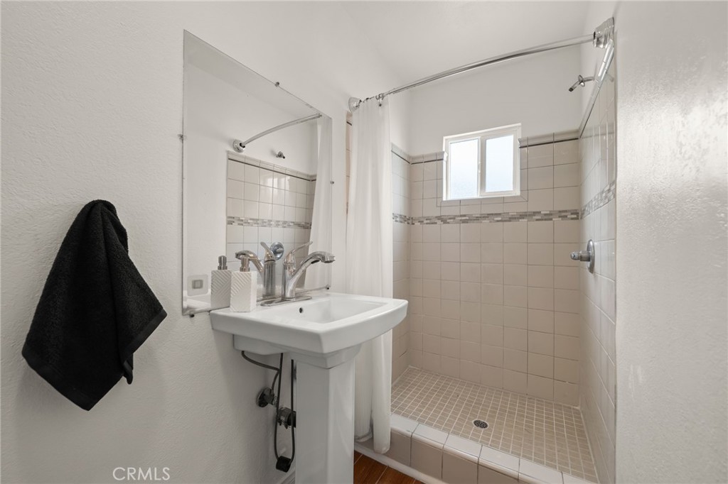 1547 W 65th