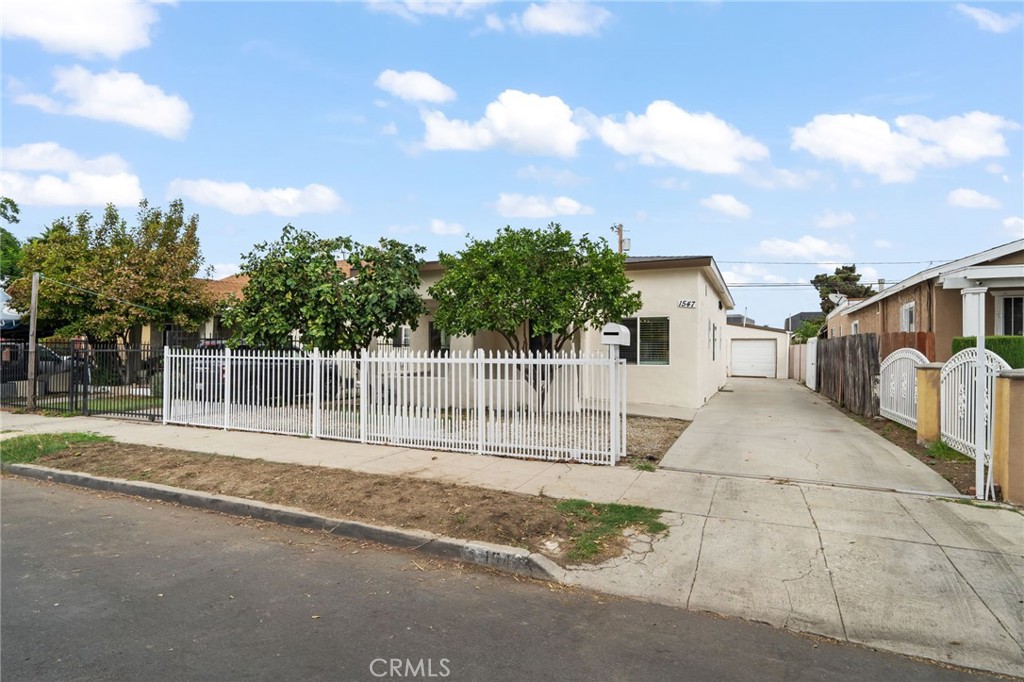 1547 W 65th