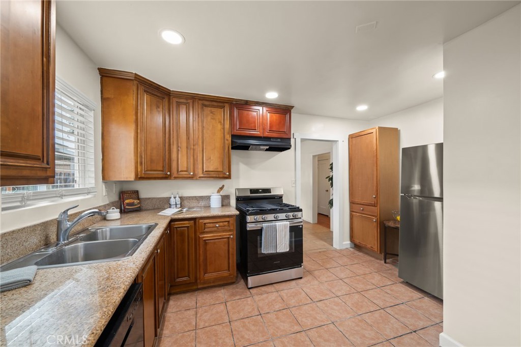 1547 W 65th