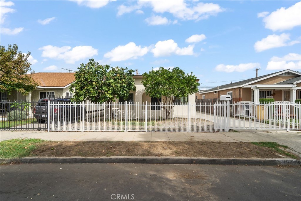 1547 W 65th