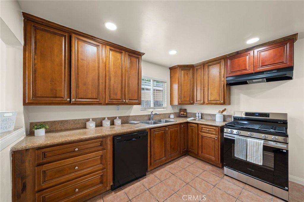1547 W 65th
