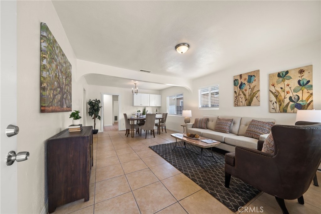 1547 W 65th