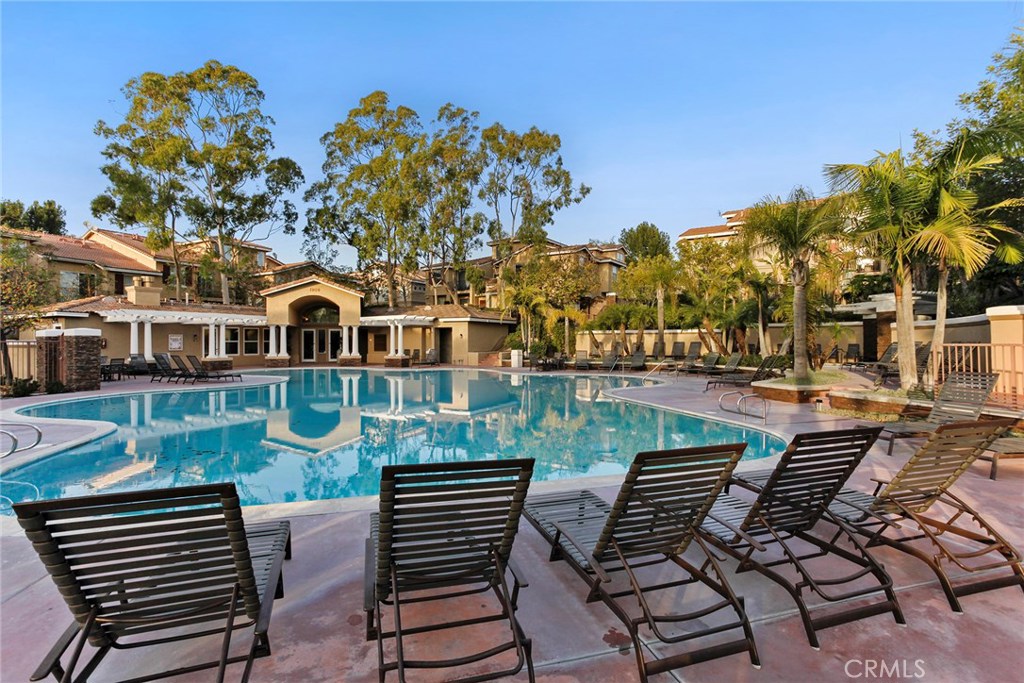1069 S Positano