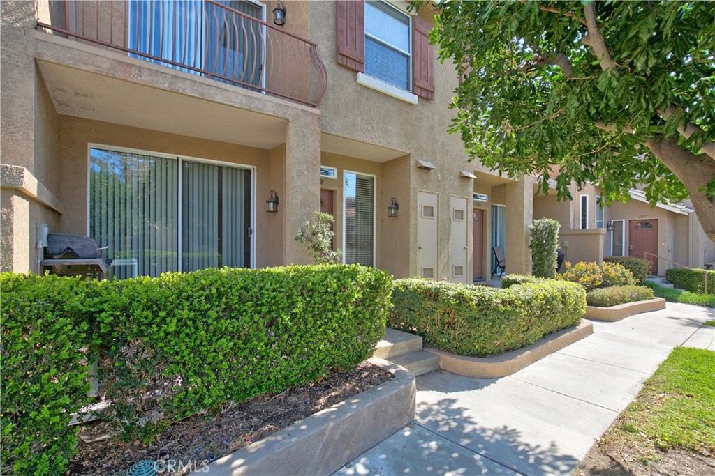 1069 S Positano